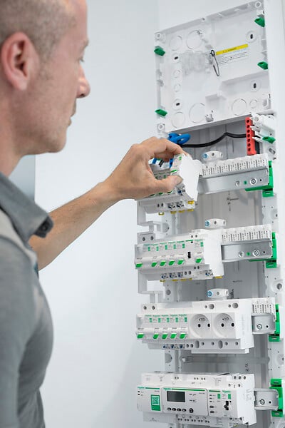 R9H213SE14N - Tableau électrique pré équi