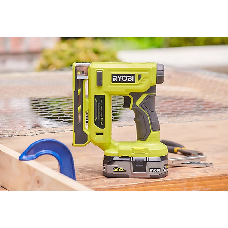 Agrafeuse RYOBI R18ST50-0 18V livrée avec agrafes et crochet de maintien (vendu sans batterie)