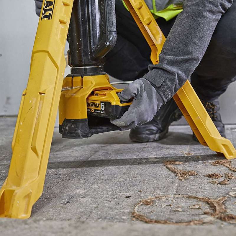 Projecteur de chantier DEWALT DCL079 avec Trépied 18V XR (vendu sans batterie)