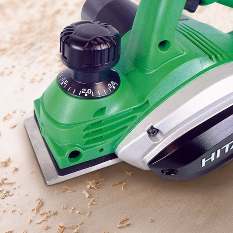 Rabot HITACHI - HIKOKI P20SFLCZ 620W largeur 82mm feuillure 9mm prof.cpe 2.6mm vit à vide 17000tr/mn