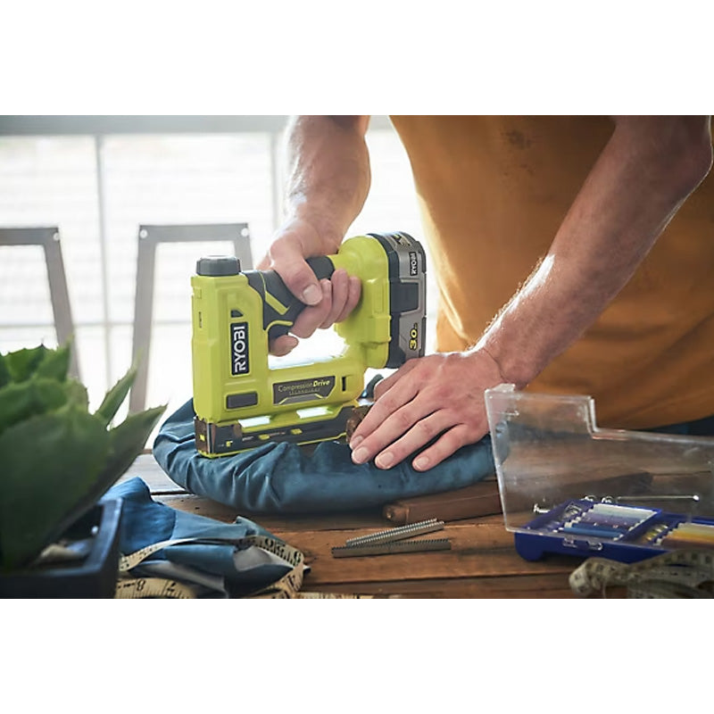 Agrafeuse RYOBI R18ST50-0 18V  livrée avec agrafes et crochet de maintien  (vendu sans batterie)