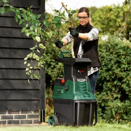 Broyeur de végétaux électrique  BOSCH AXT 25 D