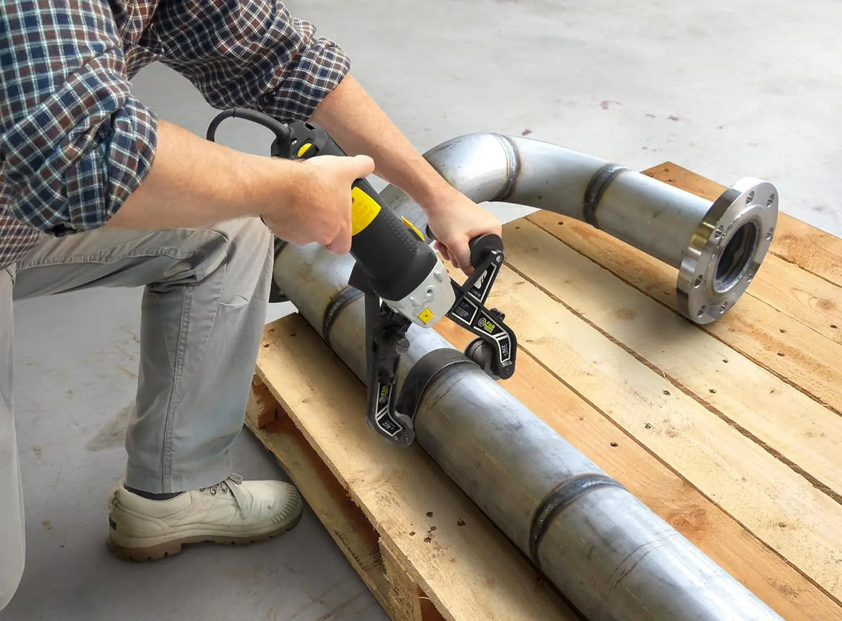 TBS 1300 Ponçeuse pour tube FARTOOLS  Puissance  1300 W, Longueur de l'abrasif 760 MM, Largeur de l'abrasif    20/40 MM, Vitesse d'avance 18-53 M/S, Revètement bi-matière,
