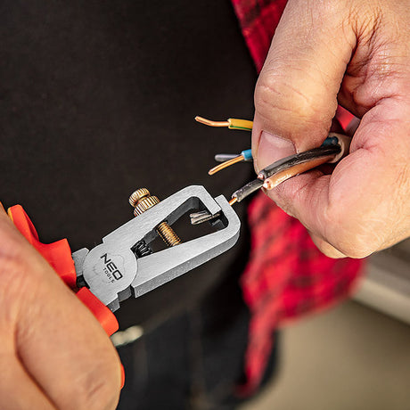 Pince à dénuder isolée NEO TOOLS 01-229 1000V 160mm