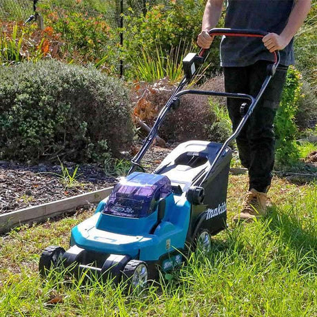 Tondeuse à gazon MAKITA DLM382Z 38cm 2x18V (Machine nue)